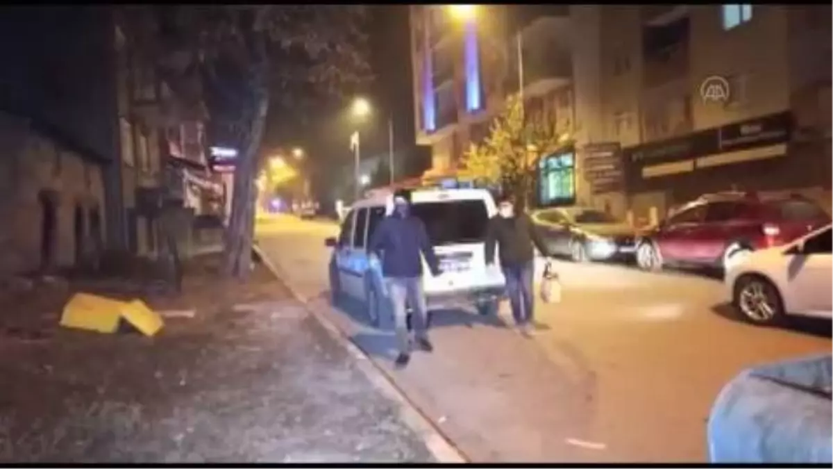 Ekipler sokağa çıkma kısıtlaması dolayısıyla sokak hayvanlarına mama dağıttı