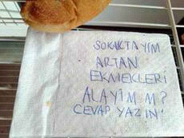 Ekmek dolabındaki, 'Sokaktayım, artan ekmekleri alayım mı?' notu görenleri duygulandırdı