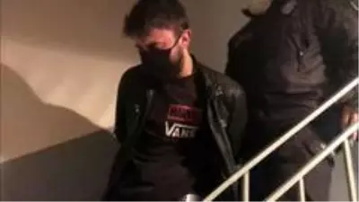Hırsızlık şüphelisini linçten polis kurtardı Hırsızlık şüphelisini linçten polis kurtardı
