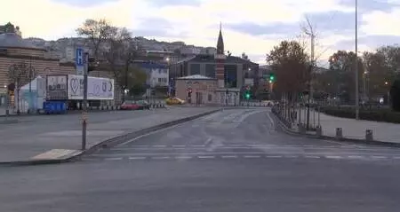 Kısıtlamanın ikinci gününde meydanlar ve yollar boş kaldı
