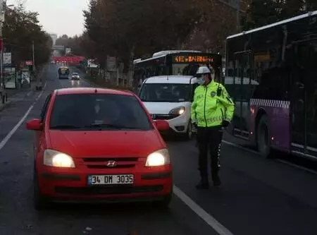 Kısıtlamanın ikinci gününde meydanlar ve yollar boş kaldı