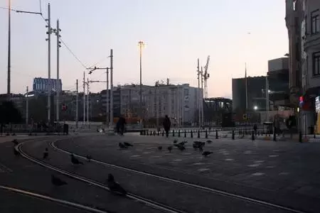 Kısıtlamanın ikinci gününde meydanlar ve yollar boş kaldı