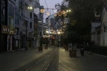 Kısıtlamanın ikinci gününde meydanlar ve yollar boş kaldı