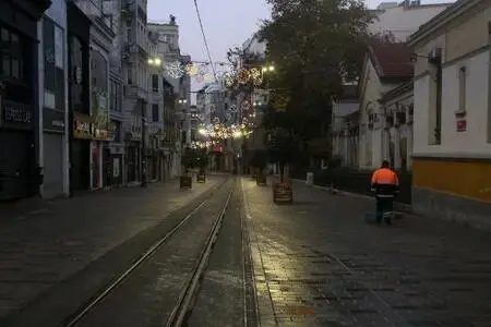 Kısıtlamanın ikinci gününde meydanlar ve yollar boş kaldı