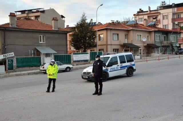 Nüfusunun yüzde 70'i karantinada olan Kütahya'nın Emet ilçesinde denetimler sıkılaştırıldı