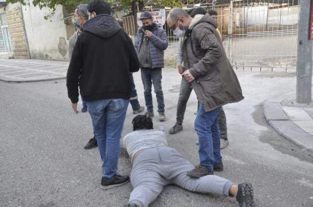 Şanlıurfa'da zihinsel engelli genç, polis aracını tekmeleyip memura yumruk attı