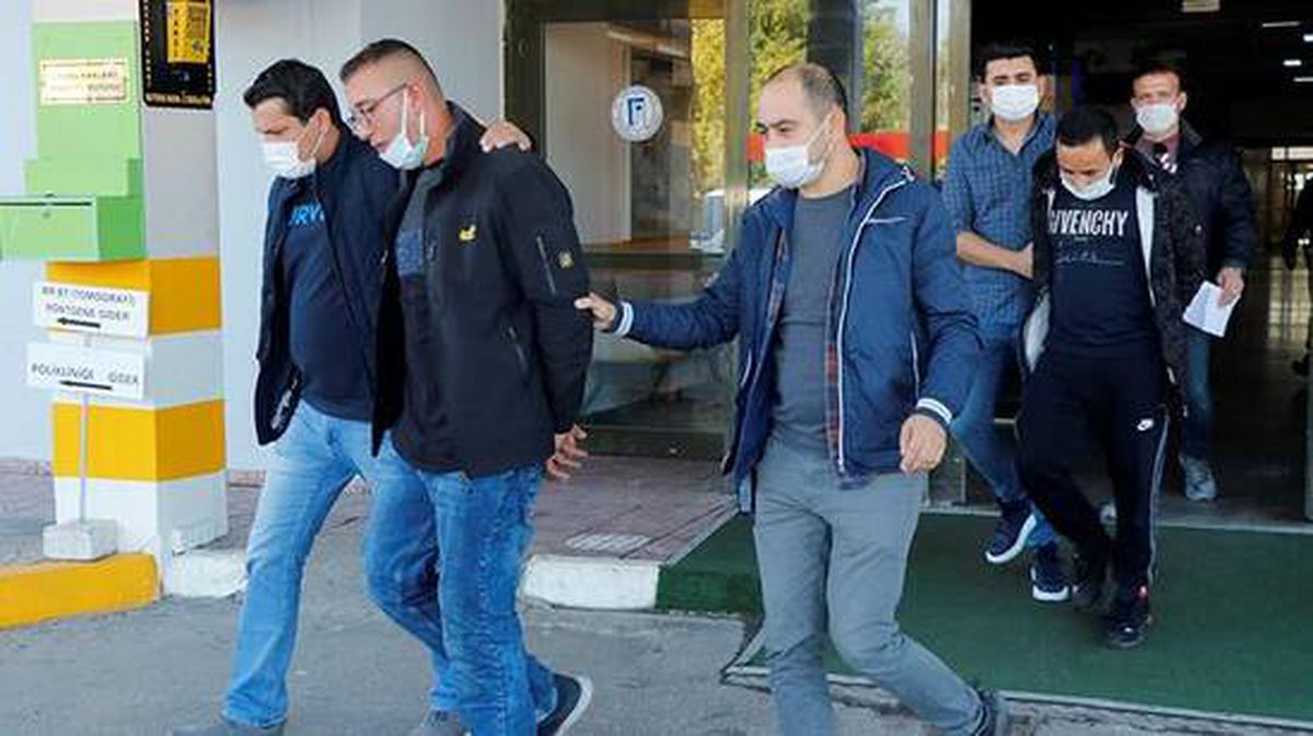 Sokağa çıkma kısıtlamasına uymayan 2 kişi, kendilerini uyaran polisin burnunu kırdı
