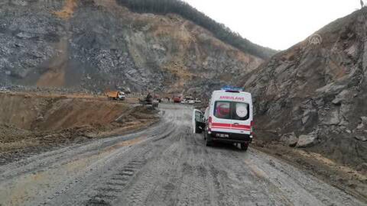 Son dakika haber... Arnavutköy'de bir taş ocağında toprak kayması nedeniyle göçük oluştu 2 işçi hayatını kaybetti (2)