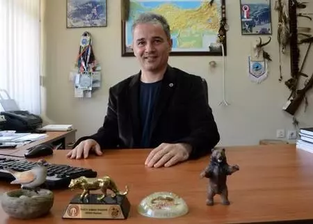 Ayı saldırısından yaralı kurtuldu, koronavirüsü de yendi Ayı saldırısından yaralı kurtuldu, koronavirüsü de yendi