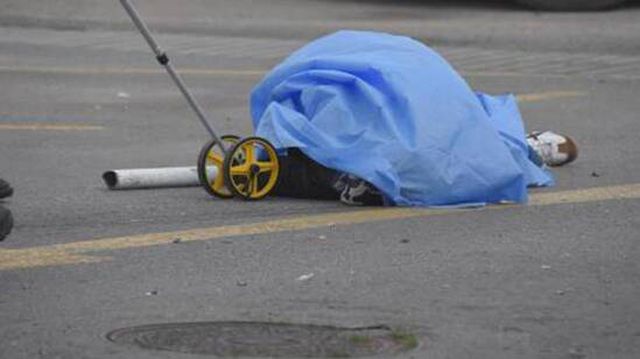 Bariyerleri parçalayan otomobil 2 kadına çarptı: 1'i ölü, 1'i ağır yaralı