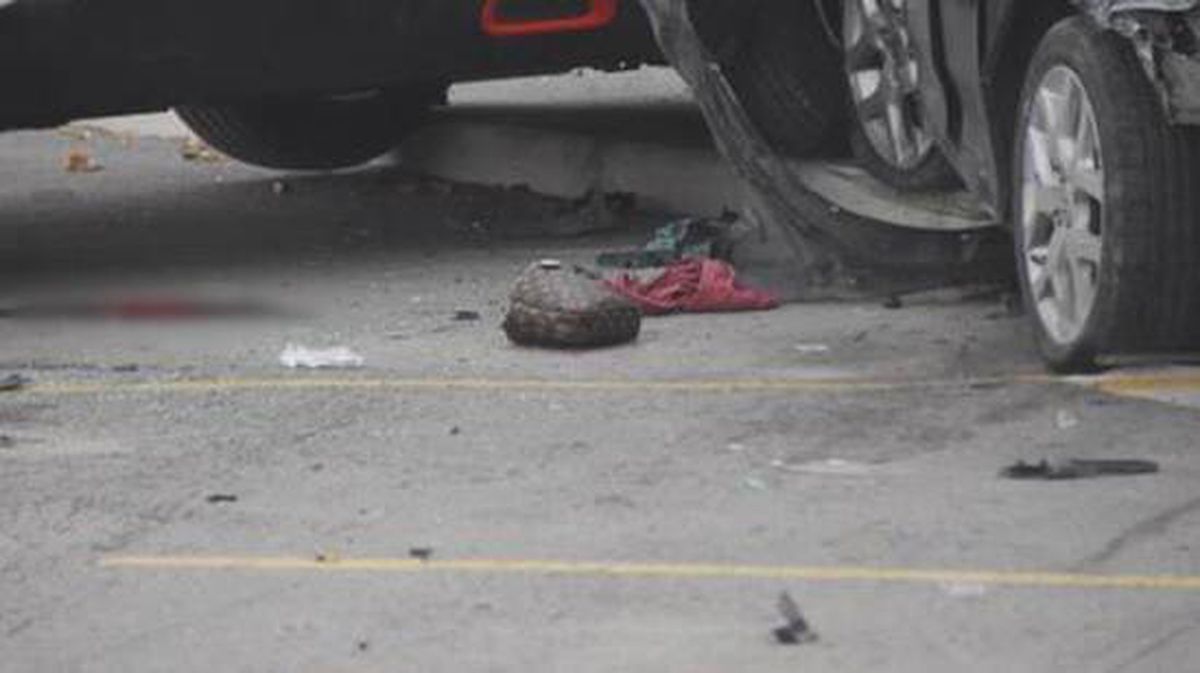 Bariyerleri parçalayan otomobil 2 kadına çarptı: 1'i ölü, 1'i ağır yaralı