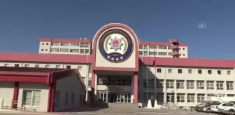 Gülbahçesi Mahallesi: Bir kişinin 1100 lirasını gasbettiği öne sürülen 3 zanlı tutuklandı Gülbahçesi Mahallesi: Bir kişinin 1100 lirasını gasbettiği öne sürülen 3 zanlı tutuklandı