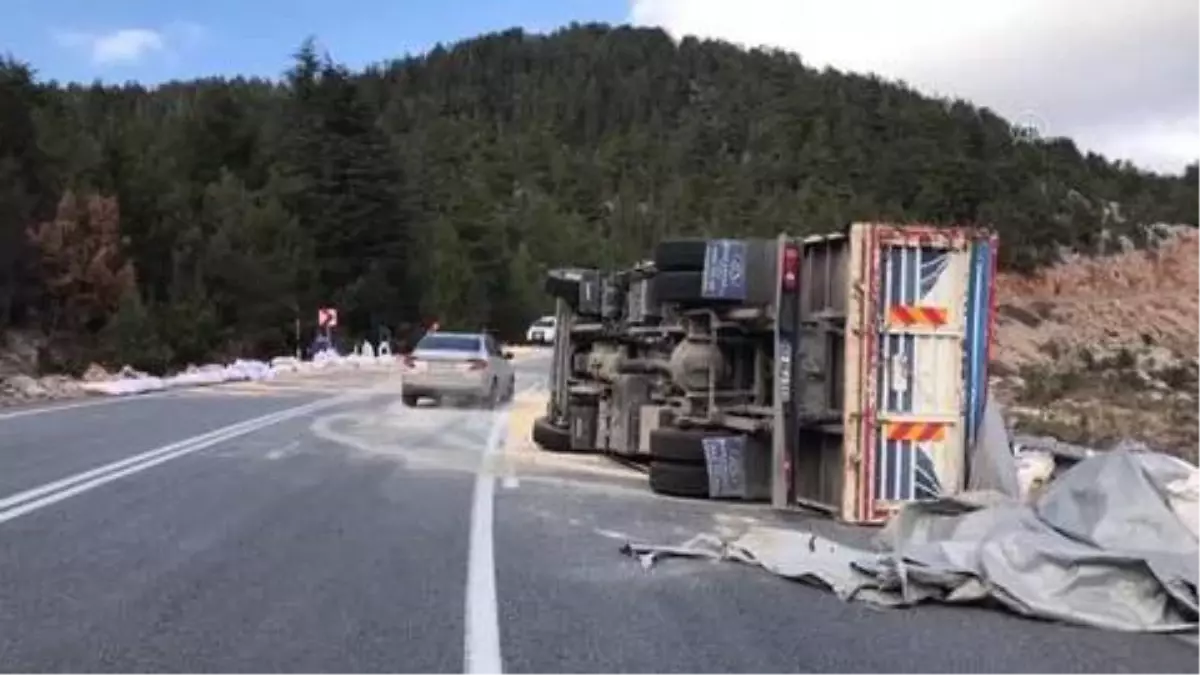 Devrilen kamyonun sürücüsü yaralandı