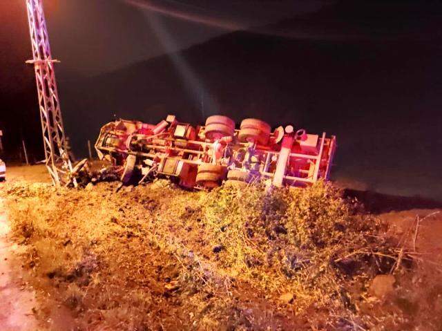 Freni boşalan kamyon iki aracı biçti: 2 kişi hayatını kaybetti