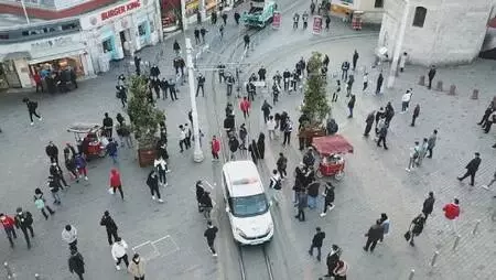 İstiklal Caddesi'nde kısıtlama sonrası yoğunluk; 7 bin kuralına göre girişler bir süre kapatıldı (2)