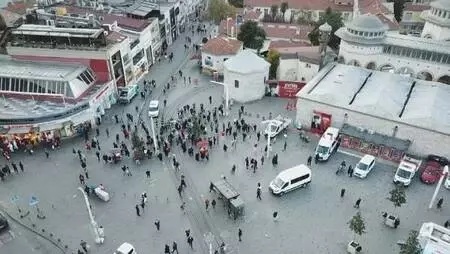 İstiklal Caddesi'nde kısıtlama sonrası yoğunluk; 7 bin kuralına göre girişler bir süre kapatıldı (2)