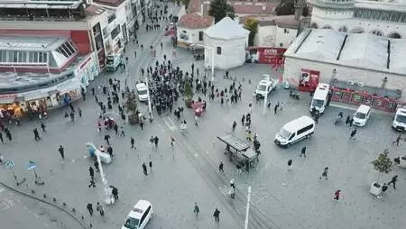 İstiklal Caddesi'nde kısıtlama sonrası yoğunluk; 7 bin kuralına göre girişler bir süre kapatıldı (2)