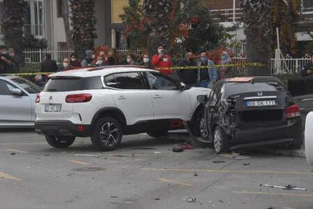 Bariyerleri parçalayan otomobil 2 kadına çarptı: 1'i ölü, 1'i ağır yaralı