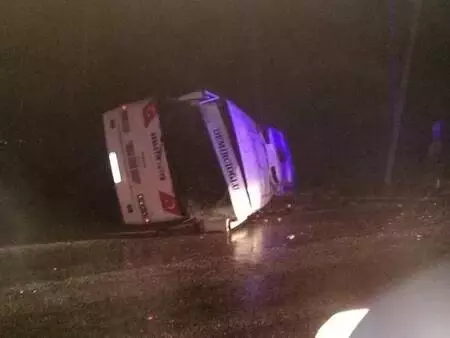 Tarım işçilerini taşıyan midibüs devrildi: 23 yaralı (2)