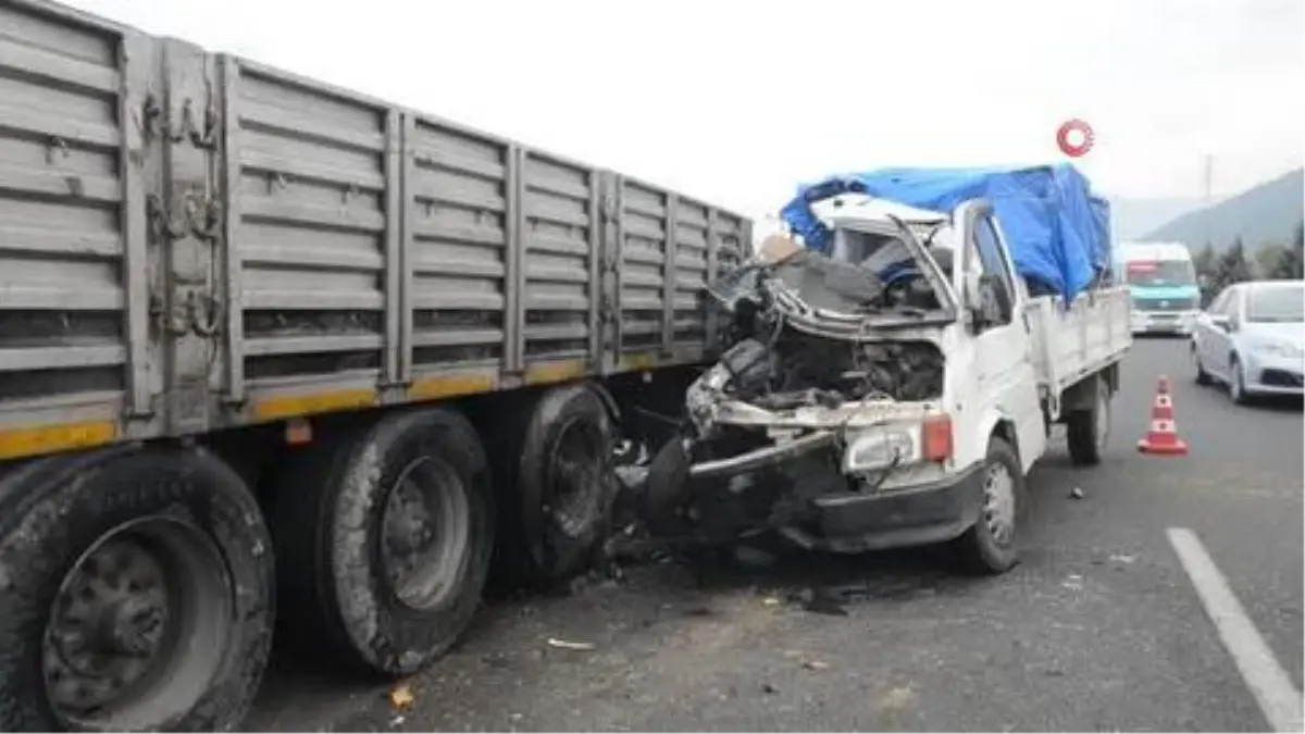 Park halindeki tıra çarptı, kamyonet hurdaya döndü: 1 yaralı