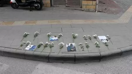 Son dakika! Salgında Gizem'in öldüğü kaza yerine gelemeyen ailesi, 19 çiçek bıraktırdı Son dakika! Salgında Gizem'in öldüğü kaza yerine gelemeyen ailesi, 19 çiçek bıraktırdı