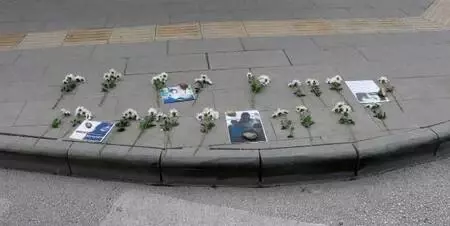 Son dakika! Salgında Gizem'in öldüğü kaza yerine gelemeyen ailesi, 19 çiçek bıraktırdı Son dakika! Salgında Gizem'in öldüğü kaza yerine gelemeyen ailesi, 19 çiçek bıraktırdı