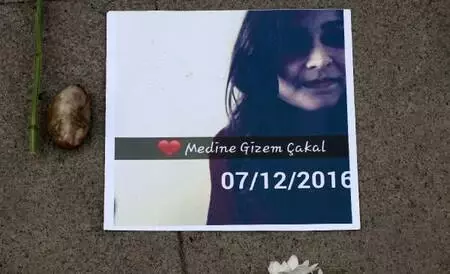Son dakika! Salgında Gizem'in öldüğü kaza yerine gelemeyen ailesi, 19 çiçek bıraktırdı Son dakika! Salgında Gizem'in öldüğü kaza yerine gelemeyen ailesi, 19 çiçek bıraktırdı