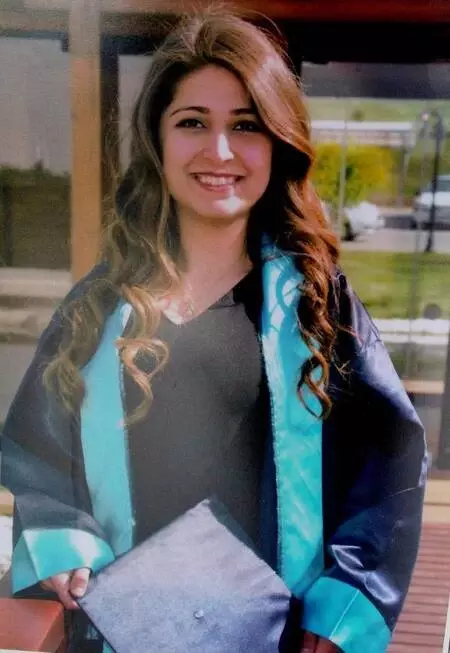 Son dakika! Salgında Gizem'in öldüğü kaza yerine gelemeyen ailesi, 19 çiçek bıraktırdı Son dakika! Salgında Gizem'in öldüğü kaza yerine gelemeyen ailesi, 19 çiçek bıraktırdı