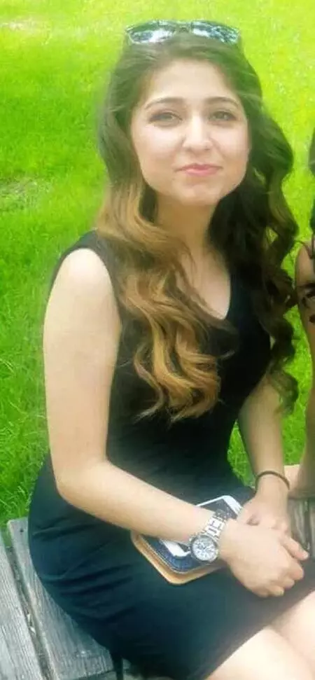 Son dakika! Salgında Gizem'in öldüğü kaza yerine gelemeyen ailesi, 19 çiçek bıraktırdı Son dakika! Salgında Gizem'in öldüğü kaza yerine gelemeyen ailesi, 19 çiçek bıraktırdı