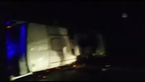 Tarım işçilerini taşıyan midibüs devrildi: 23 yaralı (2)