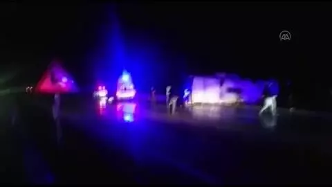 Tarım işçilerini taşıyan midibüs devrildi: 23 yaralı (2)