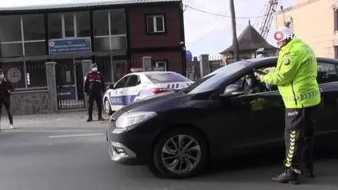 Tır geçişinde rekor kırıldı, yaya ve yolcu geçişlerinde kısıtlama devam ediyor