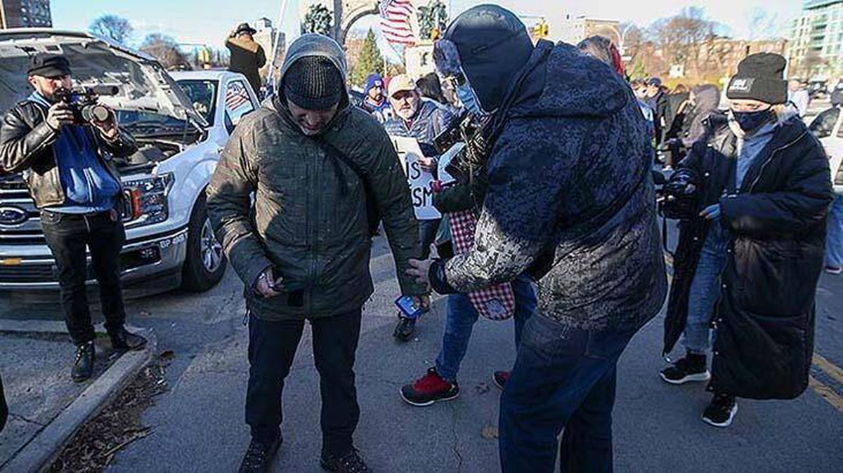 Türk gazeteci, Amerika'daki korona kısıtlamalarına karşı yapılan gösteride saldırıya uğradı
