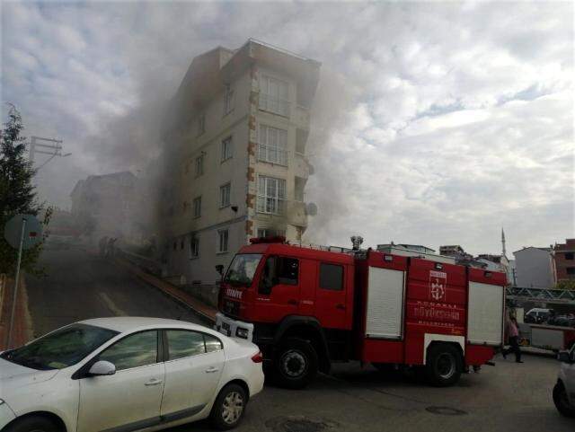 Yangında mahsur kalanları itfaiye ekipleri ve vatandaşlar sırtlarında taşıyarak kurtardı