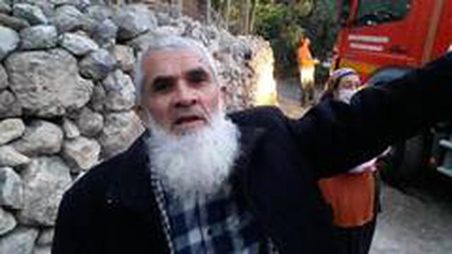 Yaşlı adam evinin yanışını çaresizce izledi