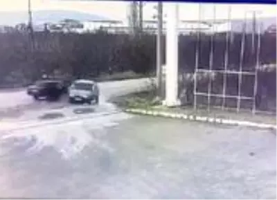 - Isparta'da 2 otomobilin çarpıştığı kaza güvenlik kameralarına yansıdı - Isparta'da 2 otomobilin çarpıştığı kaza güvenlik kameralarına yansıdı