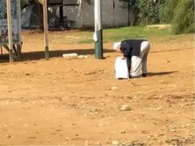 Alanya'da temiz çevre isteyen evli çift, plajda çöp topladı
