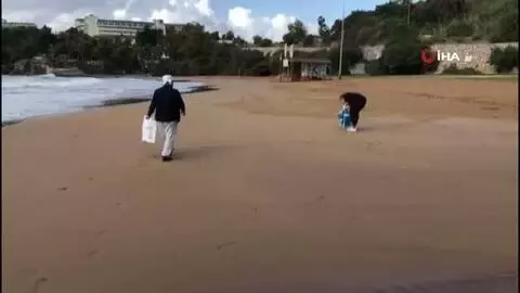 Alanya'da temiz çevre isteyen evli çift, plajda çöp topladı