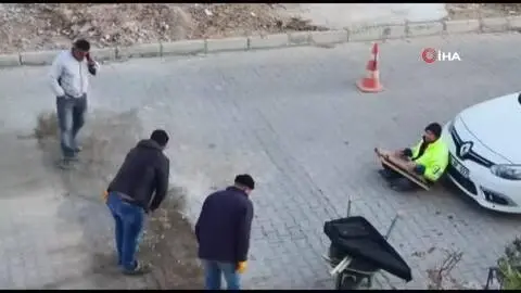 Belediye işçilerinin kanun eşliğindeki mesaisi kamerada Belediye işçilerinin kanun eşliğindeki mesaisi kamerada