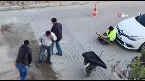 Belediye işçilerinin kanun eşliğindeki mesaisi kamerada Belediye işçilerinin kanun eşliğindeki mesaisi kamerada