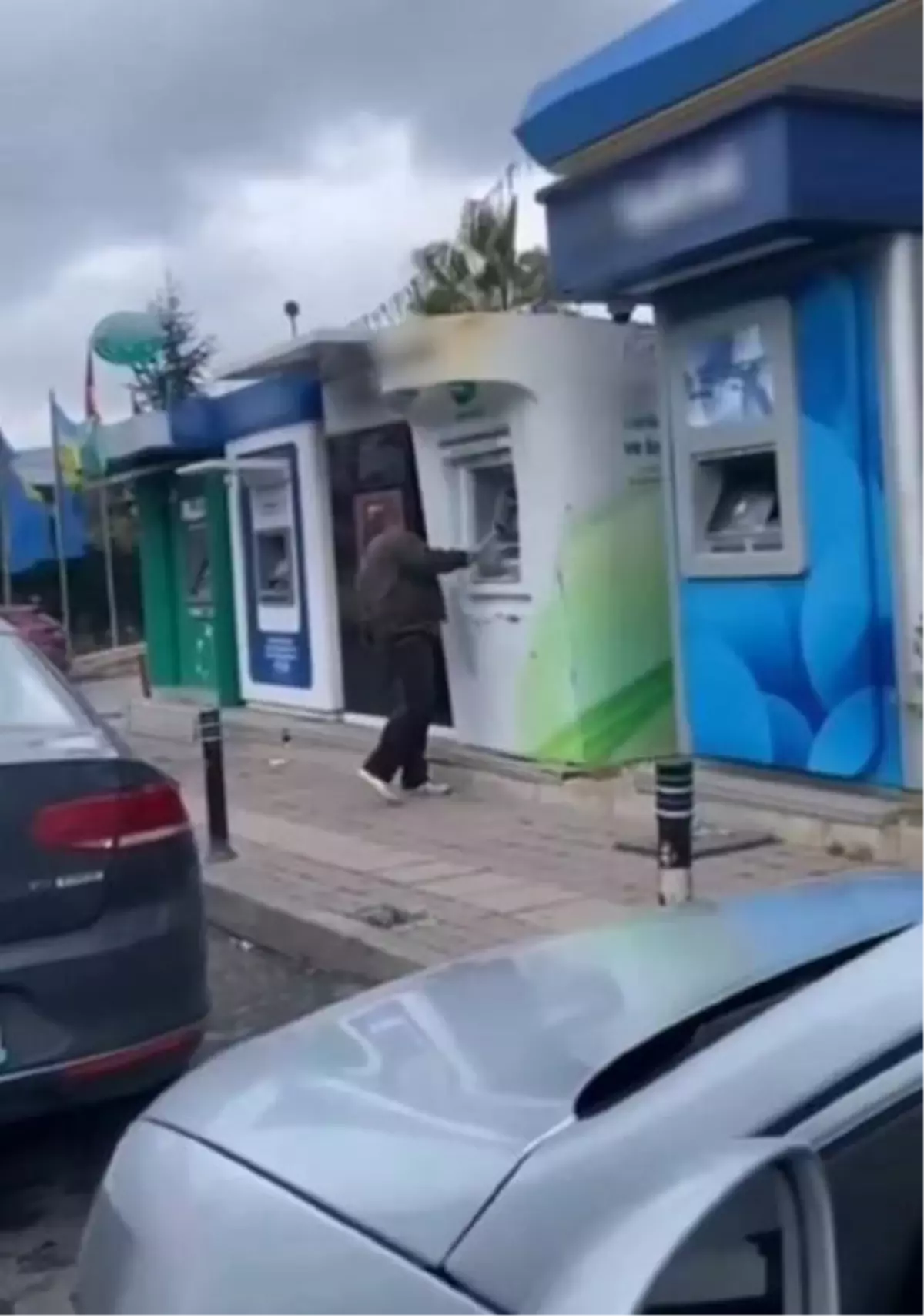 Son dakika haber! Beykoz'da ATM'lere çekiçli saldırı kamerada