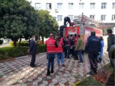 Bucak'ta intihar girişiminde bulunan genç ikna edildi Bucak'ta intihar girişiminde bulunan genç ikna edildi