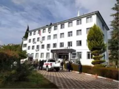 Bucak'ta intihar girişiminde bulunan genç ikna edildi Bucak'ta intihar girişiminde bulunan genç ikna edildi