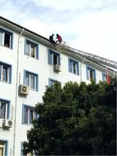 Bucak'ta intihar girişiminde bulunan genç ikna edildi Bucak'ta intihar girişiminde bulunan genç ikna edildi