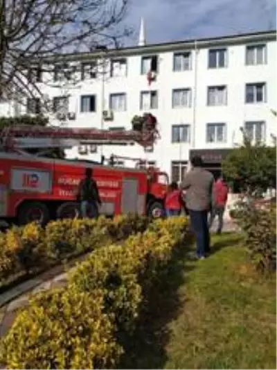 Bucak'ta intihar girişiminde bulunan genç ikna edildi Bucak'ta intihar girişiminde bulunan genç ikna edildi