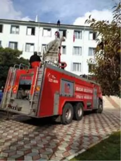 Bucak'ta intihar girişiminde bulunan genç ikna edildi Bucak'ta intihar girişiminde bulunan genç ikna edildi