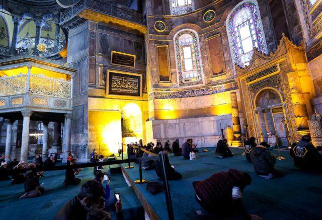 Cumhurbaşkanı Erdoğan, Ayasofya Camisi'ne hat tablosu bağışladı