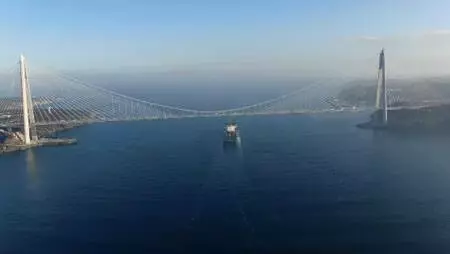 Dev konteyner gemisi İstanbul Boğazı'ndan geçti Dev konteyner gemisi İstanbul Boğazı'ndan geçti