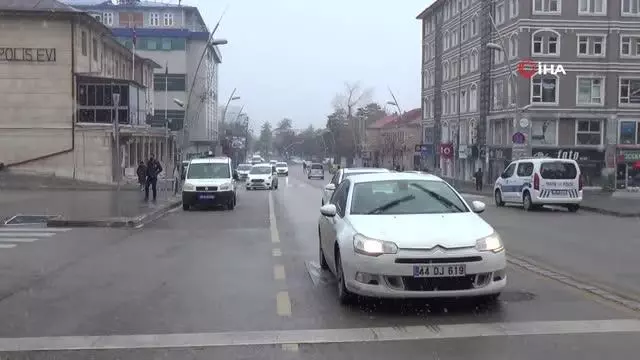 Erzurum'da kar yağışı hayatı olumsuz yönde etkiliyor