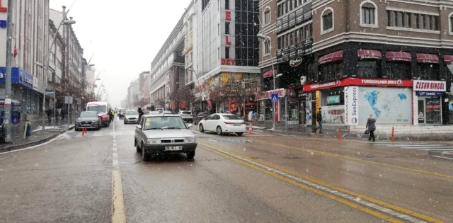 Erzurum'da kar yağışı hayatı olumsuz yönde etkiliyor